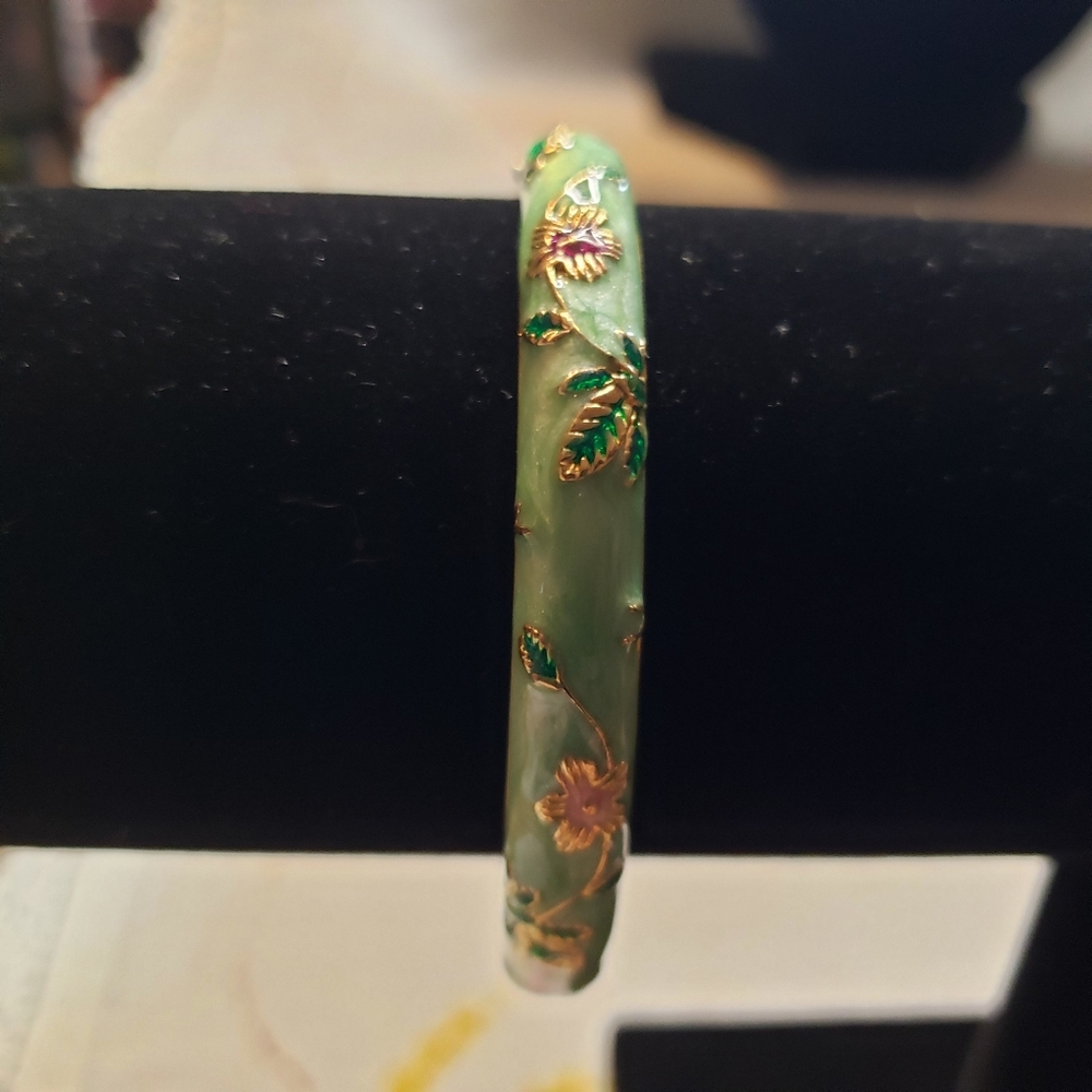 Elegant And Vintage Green Floral And Enamel Clamper Signed Jiu Long Xing